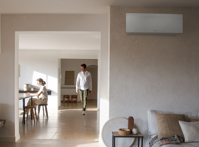 Witte airco binnenunit in een lichte woonkamer