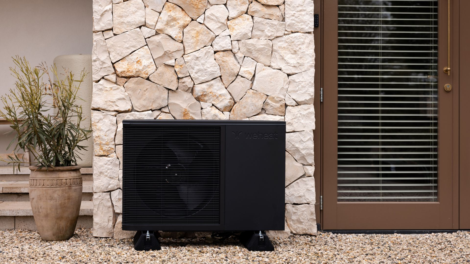 Weheat Flint buitenunit bij een woning