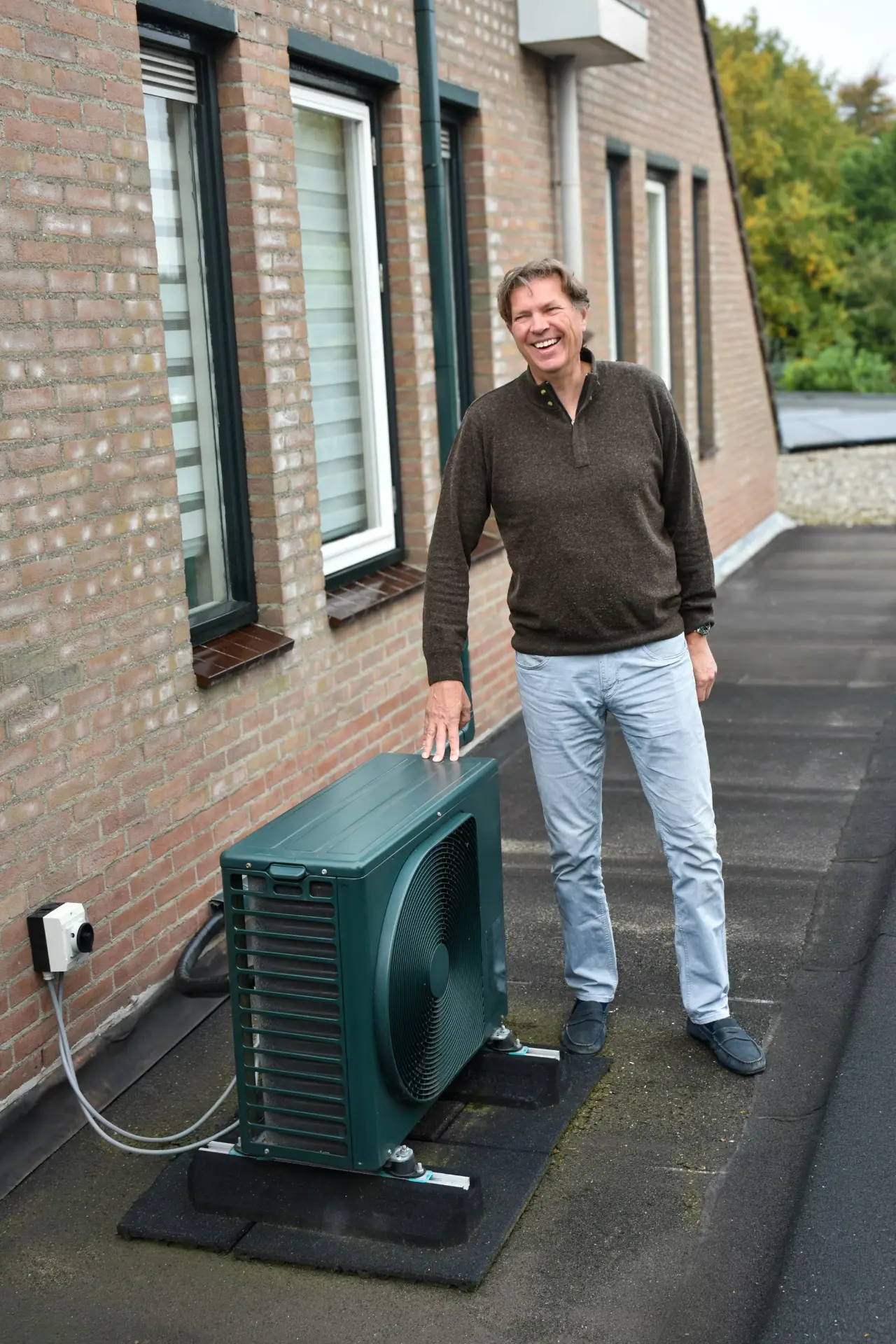 Familie Lauwerens naast hun buitenunit