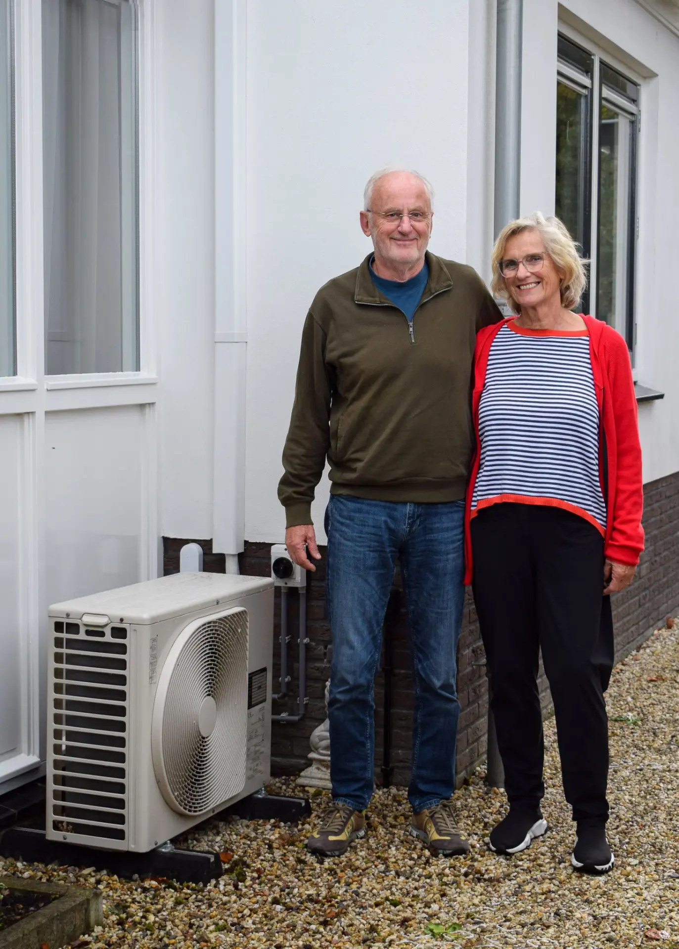 Tevreden stel naast hun warmtepomp buitenunit