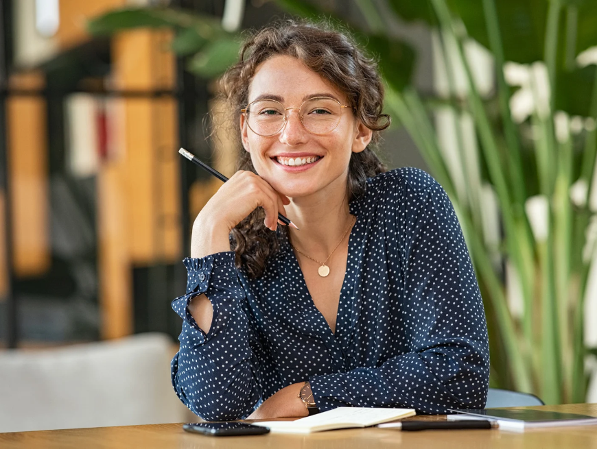Energielabeladviseur met bril aan haar bureau
