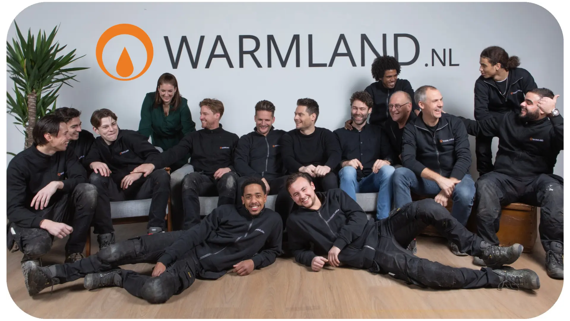 Het hele Warmland-team voor het bedrijfspand